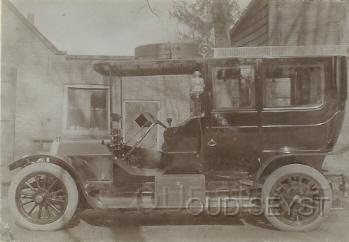 Fiat Limo 10.jpg - Firma Broederlet verkocht vanuit de 1e Dorpsstraat diverse oude auto's waaronder deze: Fiat Limo met 24 pk. Eigenaar van deze auto is Jonkheer Labouchere (Huize Walkart). Opname tussen 1910-20